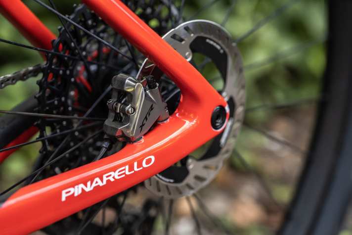 Ans Pinarello Dogma Topmodell kommt nur, was gut und teuer ist. Darunter auch eine Shimano XTR Bremse mit Flazmount-Sattel. Der Durchmesser beider Scheiben beträgt nur 160 Millimeter.
