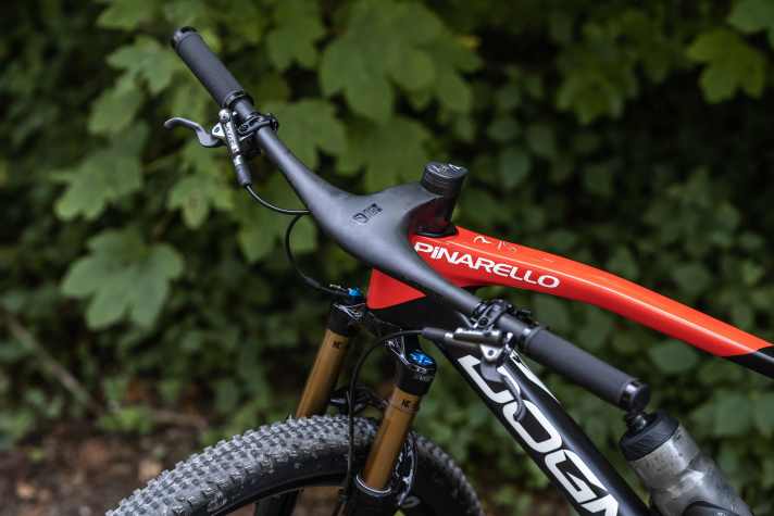 Hier wäre auch Platz, um ein Smartphone abzulegen. Die massive Cockpit-Einheit aus Carbon ist eine Eigenentwicklung von Pinarello.