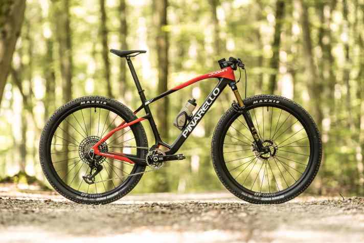 Even visually, the Pinarello Dogma XC for 11,000 euros is reminiscent of an Italian racing car.