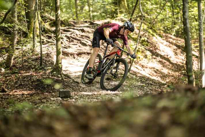 Die Fahrposition sagt alles: Das Pinarello Dogma XC Hardtail ist ein angriffslustiger Sportwagen, der nach einem ebenso ambitionierten Piloten am Steuer verlangt.