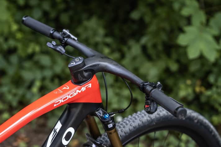 The control centre of the Pinarello mountain bike is extremely low and flat - too extreme for reactive handling. Changes are difficult due to the system integration.