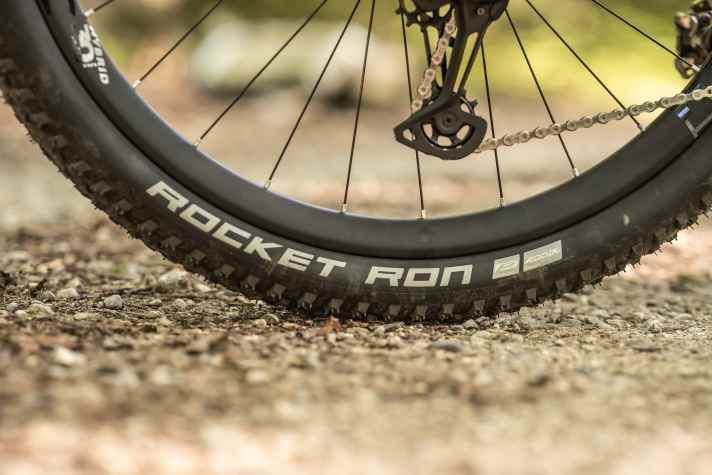 Haben an einem MTB für über 4000 Euro nichts verloren: Schwalbe Rocket Ron in der billigen Performance-Gummimischung.