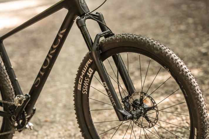 Das Storck Rebel.4 Platinum wird von einer DT Swiss Federgabel angeführt. 110 Millimeter Federweg sollen es in der Abfahrt richten.
