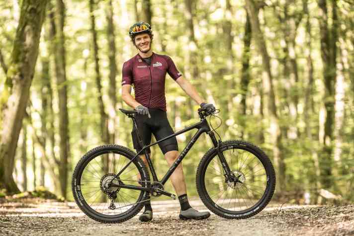 The low weight and good value for money of the Storck Rebel.4 Platinum are perfect for touring bikers. In this configuration, the bike lacks what it takes to be a radical racer.