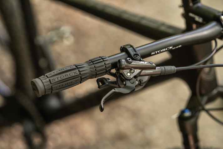 Die Shimano XT Bremsen vereinen eine gute Ergonomie mit viel Power - eine gute Wahl! Die hauseigenen Griffe von Storck sind Geschmacksache.