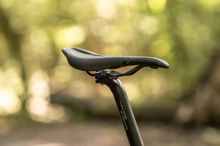 Die gekröpfte Alu-Stütze erzeugt wenig Komfort und eine konservative Sitzposition. Das geht am Race-Hardtail besser!