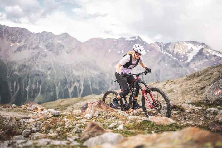 Taking an e-mountainbike on a long tour of the Alps? Bosch continues to supply a system with one of the highest ranges on the market.