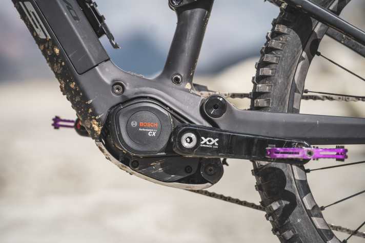 Like its predecessor, the new Bosch Performance Line CX offers up to 600 watts and 85 Nm at its peak. However, the ride feel and set-up have been significantly improved once again. The motor no longer rattles downhill.