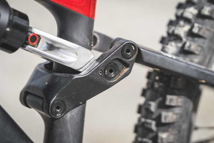 With the flip chip in the rocker you can reduce the suspension travel from 160 millimetres (pictured) to 145 millimetres. This should benefit the uphill performance. However, the setup is somewhat more complex with many small parts and delicate screws.