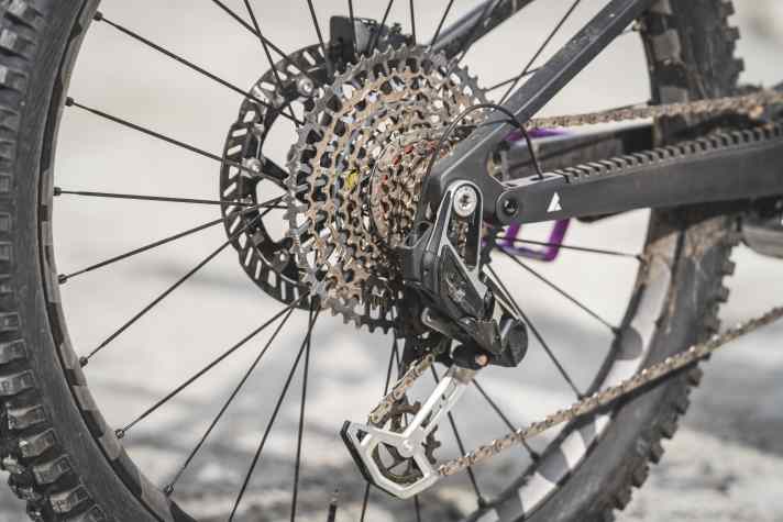 Sram's top gear XX-Transmission is supplied with power directly from the main battery via cable. This eliminates the need to charge a separate battery.