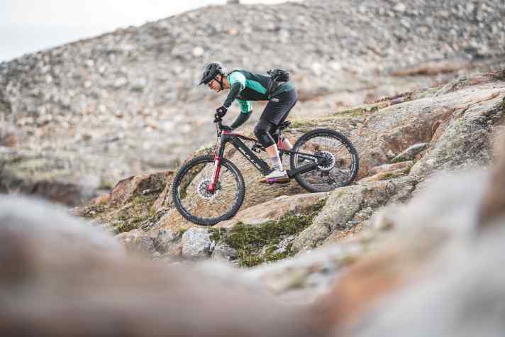 The Sonic EN-R remains in control even on angry terrain, such as the Fernar Trail in Sölden. However, the rear suspension is more defined than plush. We found the low front end to be less than ideal on steep terrain.