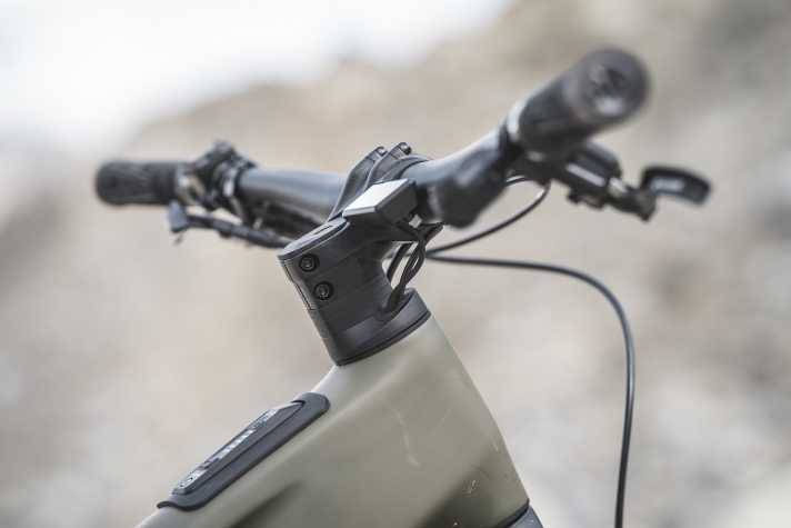 The cables run through the headset into the frame. The steering angle can be fine-tuned by 0.6 degrees using two swivelling bearing shells.