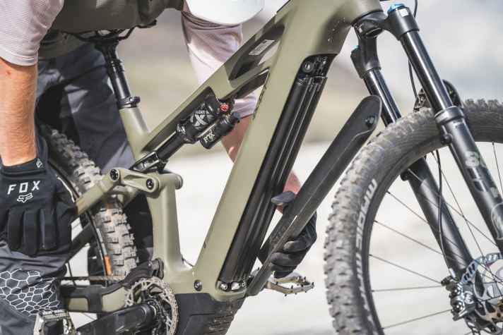 The battery on the Stereo One44 is secured with a key and can be removed from the down tube in the classic way.