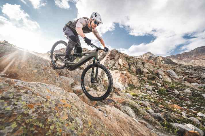 Even in rough terrain, the Stereo Hybrid One44 reliably holds its line.