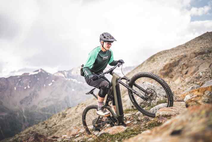 Das neue Cube Stereo Hybrid One44 TM konnten wir schon ausführlich testen. Und der Branchenriese hat noch vier weitere E-MTBs mit dem neuen CX im Programm!