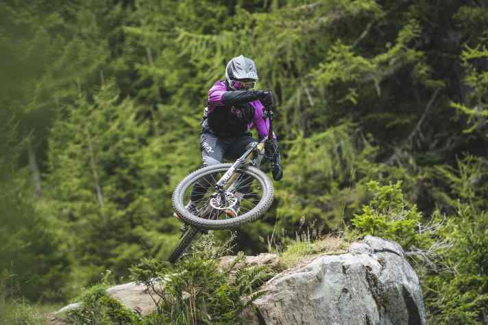 In seiner neusten Evolutionsstufe will das Specialized Status 170 2 ein besonders vielseitiger Freerider sein. Die Kernkompetenz liegt aber beim Einsatz im Bikepark.