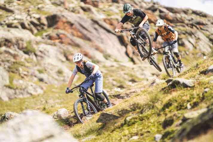 Harmonieren Handling und Fahrwerk, haben die luxuriösen Trailbikes das Zeug zu absoluten Fahrspaß-Raketen.