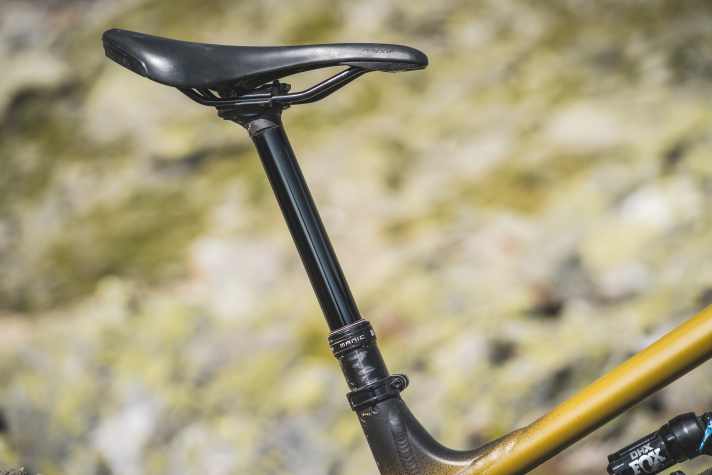 Recipe for success: A long dropper post and a short seat tube are a good choice on a freerider like the Specialized Status.