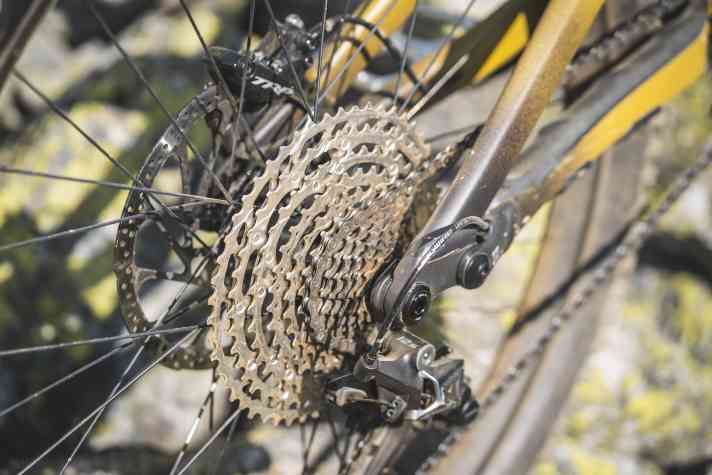 Twelve gears for a hallelujah: Thanks to its easy climbing gear and comfortable riding position, the Specialized Status 170 2 can also be ridden uphill. If only it weren't for the weight of 17.22 kilos.