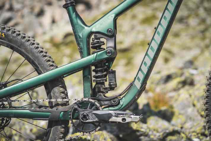 On older generations, the rear shock of the Propain Spindrift was still positioned behind the seat tube. The move creates space for slightly shorter chainstays.