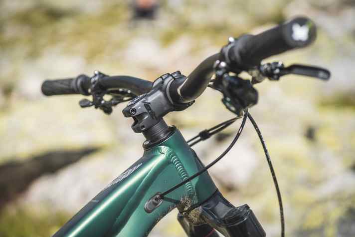 The 50 millimetre stem extends the rather short reach of the Propain Spindrift.