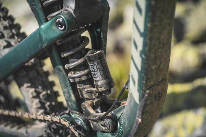 The Rockshox Superdeluxe Coil is a good choice for the Propain freeride bike. Stainless steel bearings rotate in the aluminium frame.