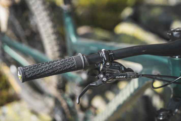 The Formula Cura 4 transmitter can be easily adjusted to an ergonomic position on the handlebars. Adapters for direct mounting of the shift lever and dropper remote are available.