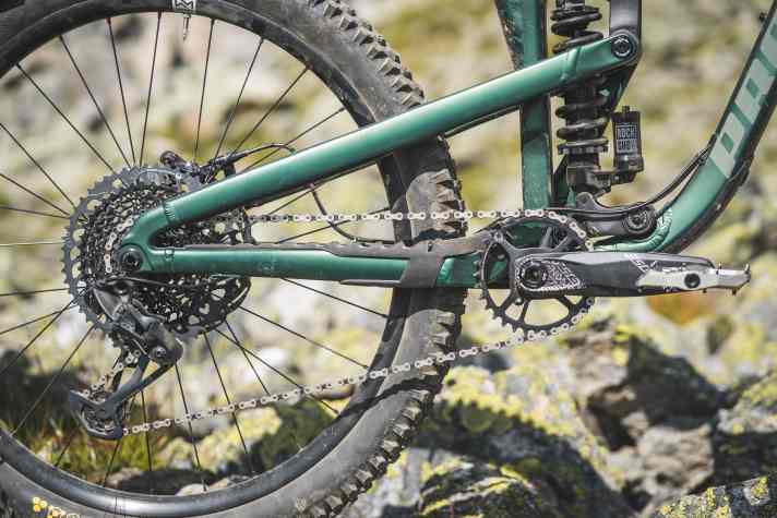 Tut, was sie soll: Die mechanische Sram GX Eagle findet sich fast nur noch an günstigen Mountainbikes. Für einen Freerider reicht der Antrieb völlig aus.