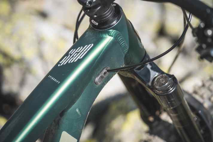 With Propain, the cables only disappear into the inside of the aluminium frame a good distance behind the head tube.
