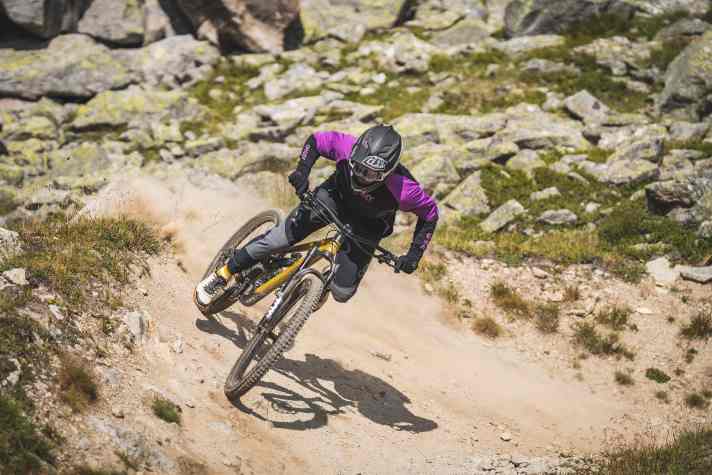 The affordable fullys from Propain and Specialized offer a lot of potential, especially for freeride beginners - as long as they learn to deal with the extreme weights and geometries.