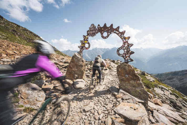 Die Fotos zu diesem Test-Duell entstanden auf den Bikepark-Strecken der Bike Republic Sölden. Den Test selbst führten wir im Bikepark Geißkopf durch.