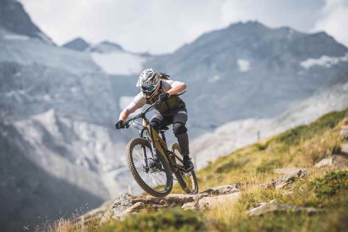 Mit nun 170 Millimetern Federweg vorne und hinten saugt das neue Specialized Status 170 2 auch dicke Brocken begierig in sich auf.