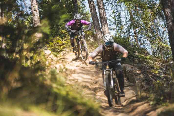 The Propain Spindrift (rear), here on the heels of the Specialized Status - a freeride duel at eye level. You get a lot of bike for your money at both addresses.