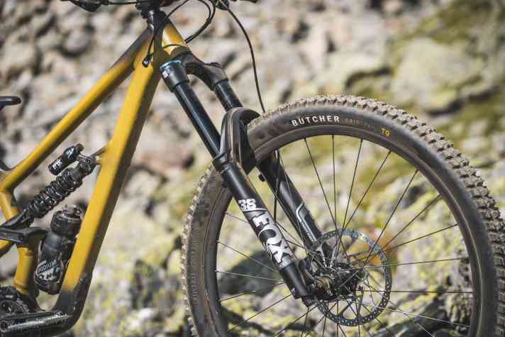 Powerful equipment: The Fox 38 suspension fork, like the frame of the Specialized, offers sufficient stiffness for big freeride action.