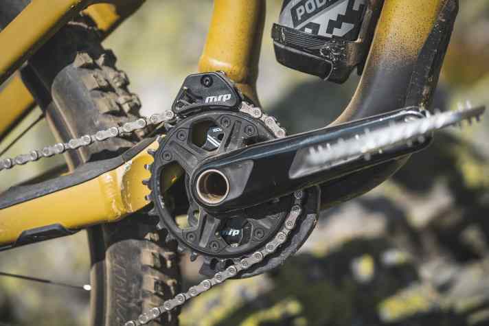 A chain guide from MRP keeps the drivetrain in line on the Specialized Status.