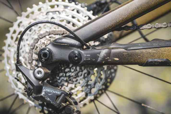 Mittels eines Flip-Chips am Hinterbau können die Tretlagerhöhe und der Lenkwinkel des Specialized Status 170 2 angepasst werden.