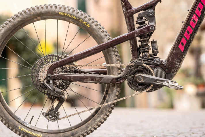 Coil shocks, downhill tyres and the new mechanical transmission leave little to be desired, even on the entry-level model.