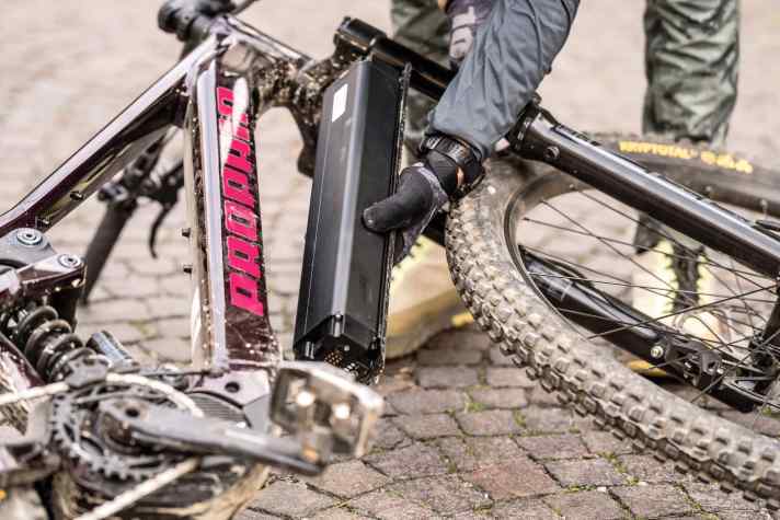 Der Akku wird per Inbus entriegelt und klappt nach vorne heraus. Der Mechanismus hakt aber manchmal etwas, dafür klappert die Batterie nicht.