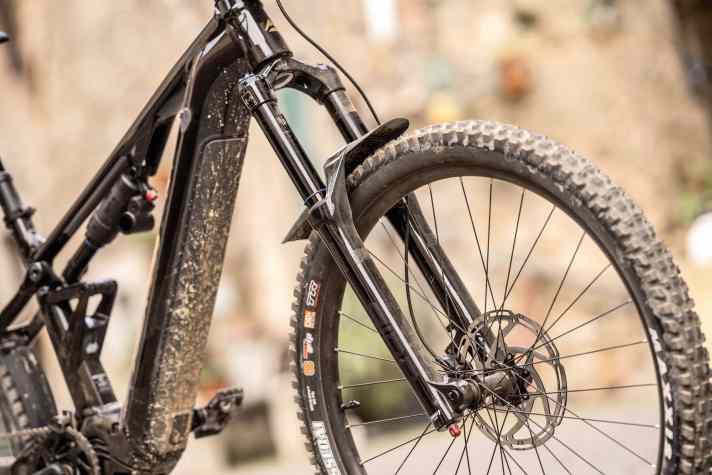 Visually, the powerful SR Suntour Aion makes a good impression. Unfortunately, the compression stage is too firm and the rebound stage too slow. The fork is reluctant to follow the ground.