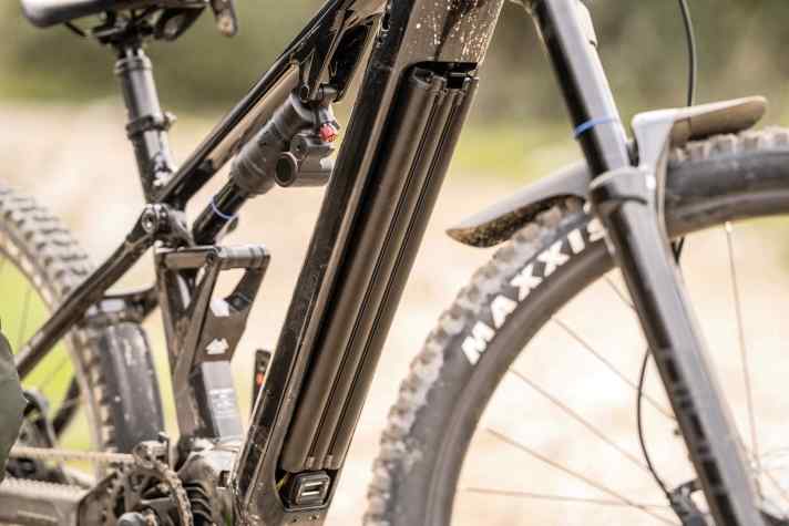 Neben dem 600er passt auch der 800er Bosch-Akku (im Bild) in das Unterrohr des Merida eOne-Eighty.