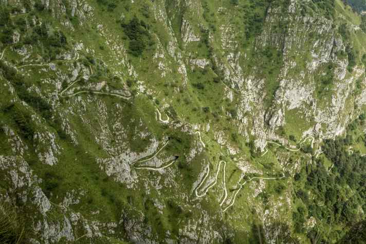 Nicht mit der Drohne fotografiert, sondern vom Trail aus bei der Anfahrt: der Sentiero 153 in seiner ganzen Pracht.