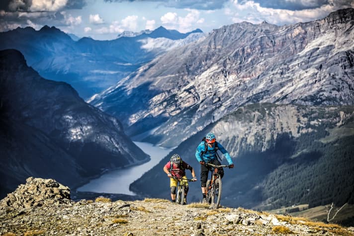 Nach der Fahrt durch die 3,4 Kilometer lange Tunnelröhre öffnet sich die Hochgebirgswelt von Livigno.
