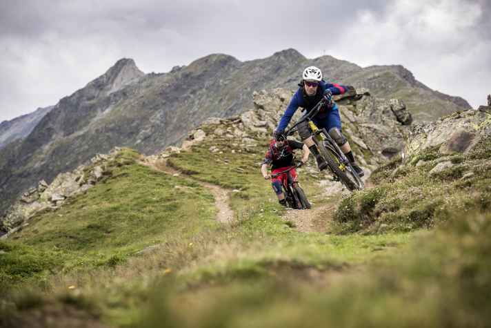 With views as far as the Dolomites, the trail glides through the mountain flanks of the Göflaner Schartl.