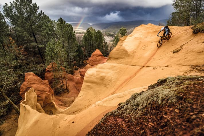 It's impossible to fall into autumn depression on the fiery red natural pump track of the Luberon. | Photo. Markus Greber Skyshot