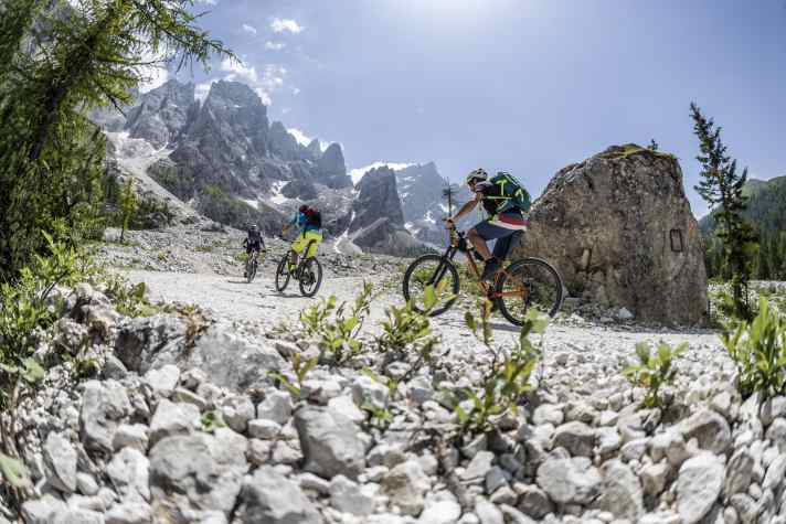 Durchs Val Venegia klettert man auf Schotterserpentinen. Bei dem Panorama ist das aber auch schon Reizüberflutung genug.