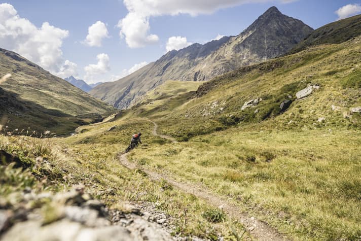 Der Banzai folgt dem Bachlauf (links im Bild) auf Schritt und Tritt. Manchmal kreuzen sich auch ihre Wege.