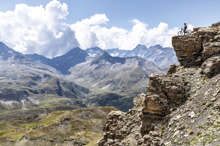 Was für eine Wahnsinns-Aussicht. Auf die Grajischen Alpen, aber auch auf den kilometerlangen Trail-Verlauf.