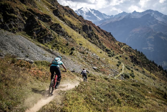 Nach drei Kilometern auf dem Höhenweg, zweigt diese harmlos ins Panorama flanierende Pfad ab.