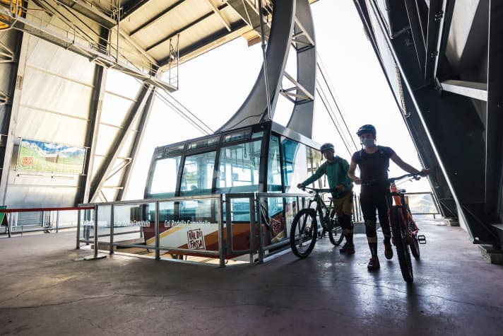 Ins schönste Gebirge der Welt führen leider auch die gefühlt steilsten Rampen hinauf. Aber da hilft die Seilbahn in Campitello.