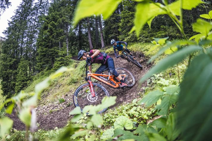 It's only steep for a short time, and in the forest there are roots rattling under the tyres.